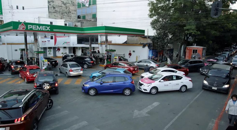 autos gasolinera cargando gasolina