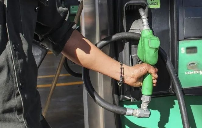 trabajador gasolinera bomba despachadora gasolina